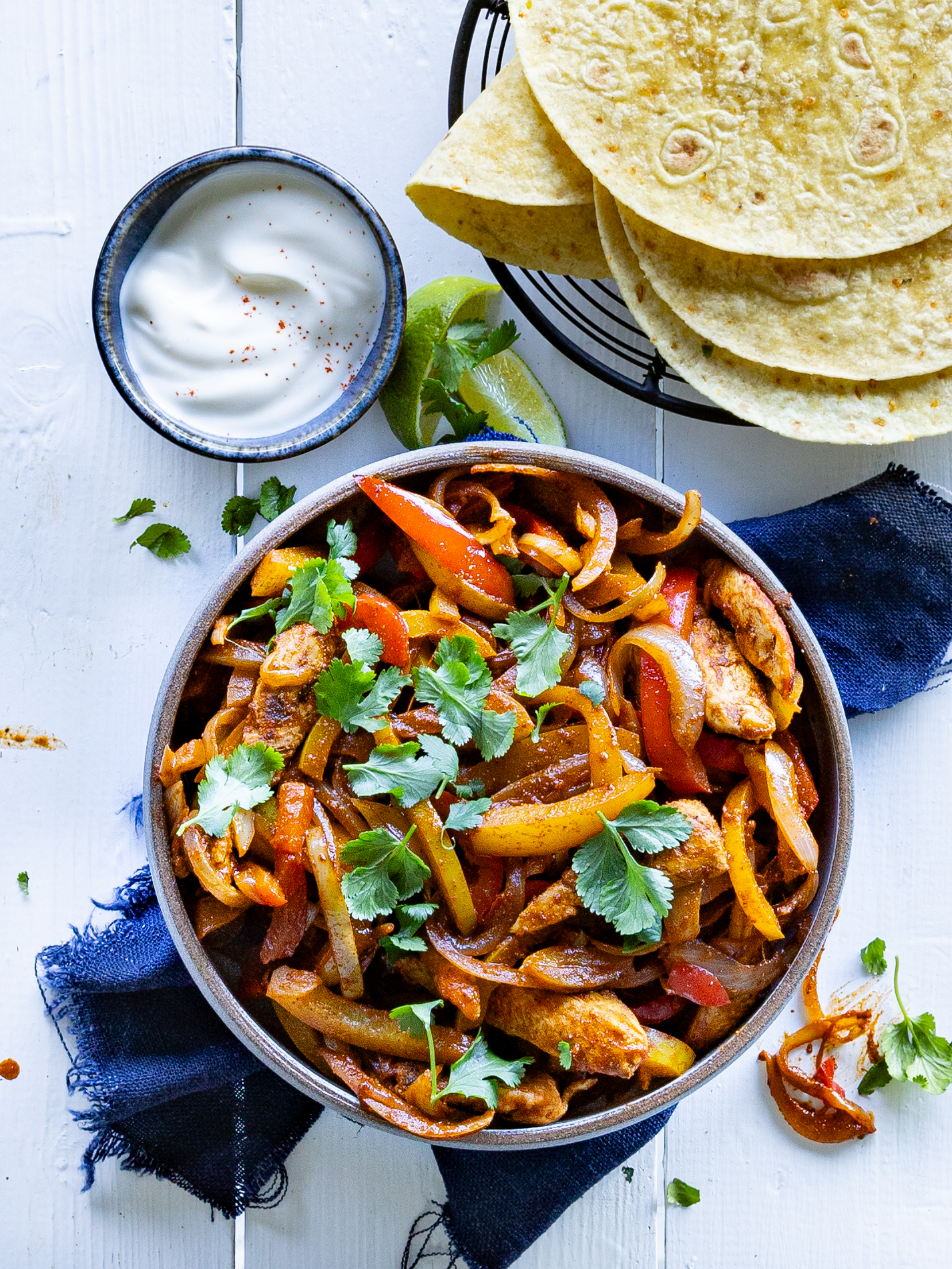 Kyllingefajitas med peberfrugter og løg