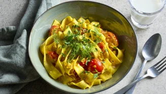 Pasta med saffran och tomat