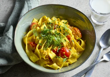 Pasta med saffran och tomat