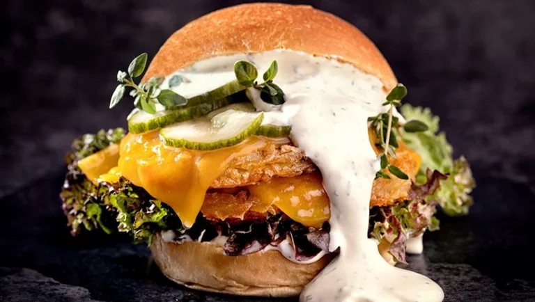 Burger mit sahniger Estragonsauce und Röstis