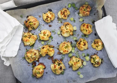 Krossad potatis med ädelost och salladslök