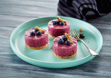 Ατομικά cheesecakes με παγωτό μύρτιλο