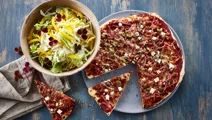 Pizza med skinke, chili og oliven