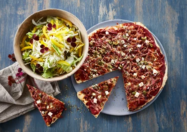 Pizza med skinke, chili og oliven