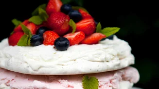 Marängtårta med mjukglass och bär