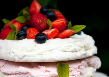 Marängtårta med mjukglass och bär