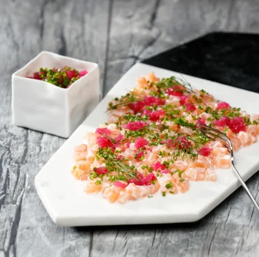 Graavilohitartar ja piimäkastike on ruokalaji, joka nousee nopeasti tarjolle asti.