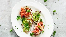 Crostini med sparris och prosciutto