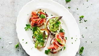 Crostini med sparris och prosciutto