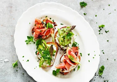 Crostini med sparris och prosciutto