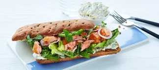 Ciabatta au saumon, cream cheese épicé et légumes croquants