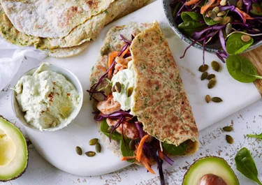 Glutenfria gröna tortillas med kyckling och avokadodressing