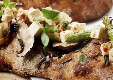 Pizza Focaccia con espárragos, champiñones y Arla Apetina