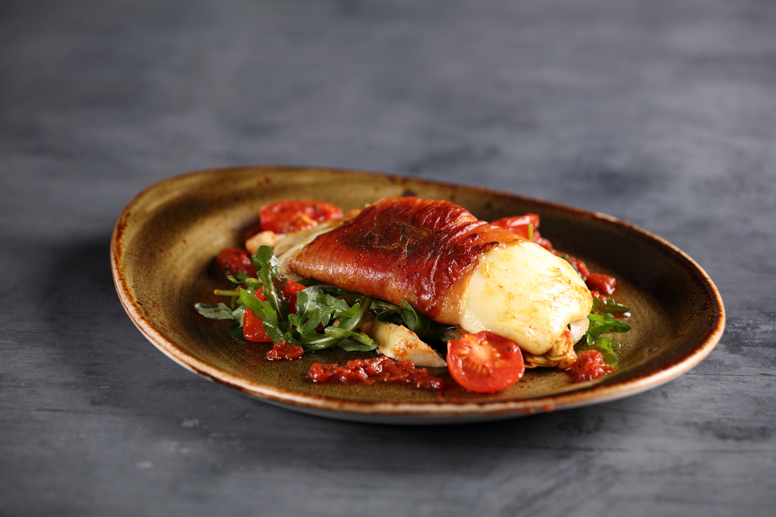 Mozzarella Σαλτιμπόκα με Σαλάτα από Φινόκιο και Σάλτσα Ντομάτας