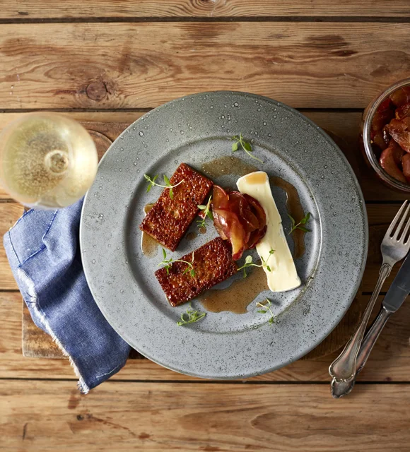 Pain doré au fromage Crémeux Brie et à la compote de pommes