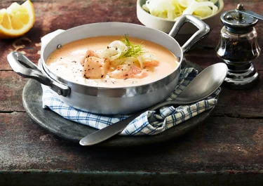 Skärgårdssoppa toppad med syrlig fänkål