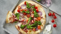 Pizza med skinke og grønt