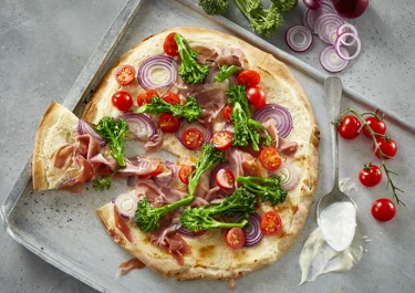 Pizza med skinke og grønt