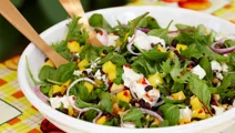 Bønnesalat med mango, nødder og salatost