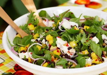 Bønnesalat med mango, nødder og salatost