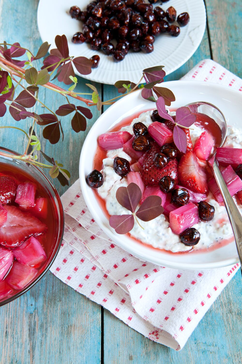 Chia mit Erdbeeren und Rhabarber | Arlafoods.de - Rezept