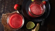 Jordgubbsjuice med ingefära och lime