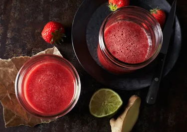 Jordgubbsjuice med ingefära och lime