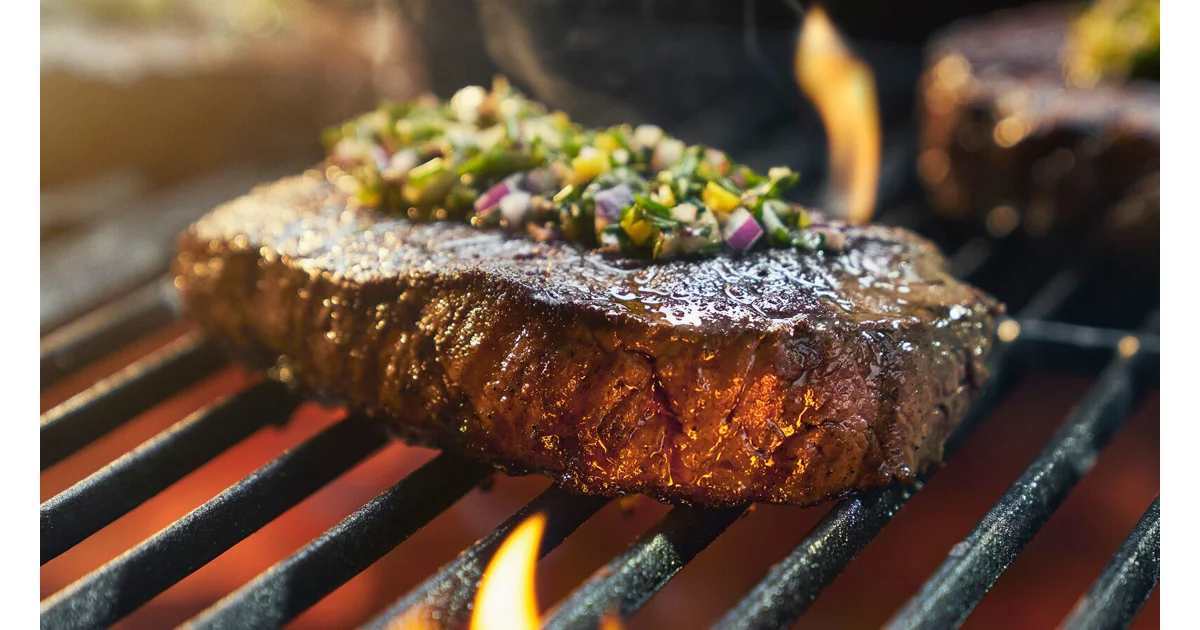 Steak with buttery herb sauce | Lurpak®