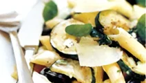 Pasta med zucchini och oliver