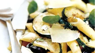 Pasta med zucchini och oliver