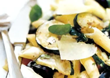 Pasta med zucchini och oliver