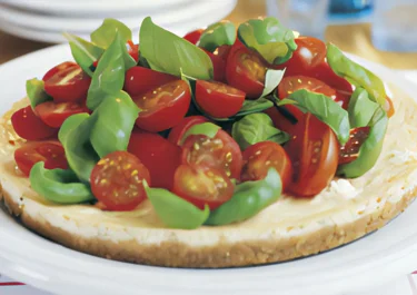 Cheesecake med tomat och basilika