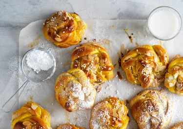 Saffransbullar med mandelmassa