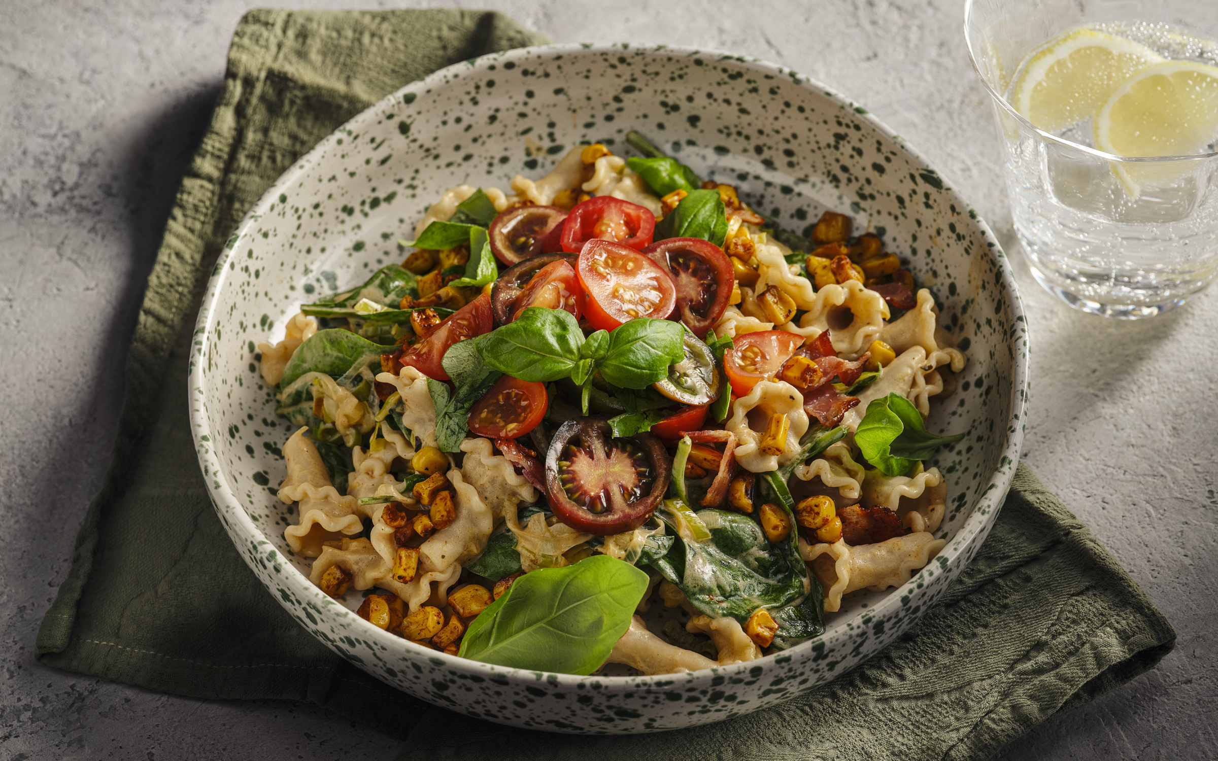 Pasta med majs och rökt fläsk