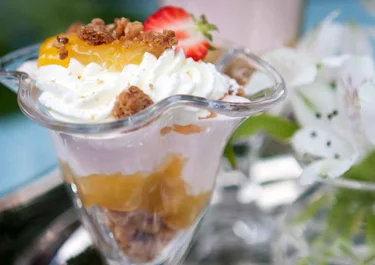 Jordgubbsundae med lemoncurd och ingefärscrumble