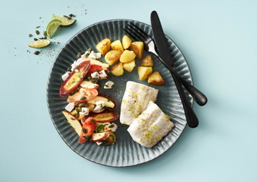 Bagt sej med æble-gulerodssalat