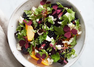 Sallad med betor, björnbär och smulad ost