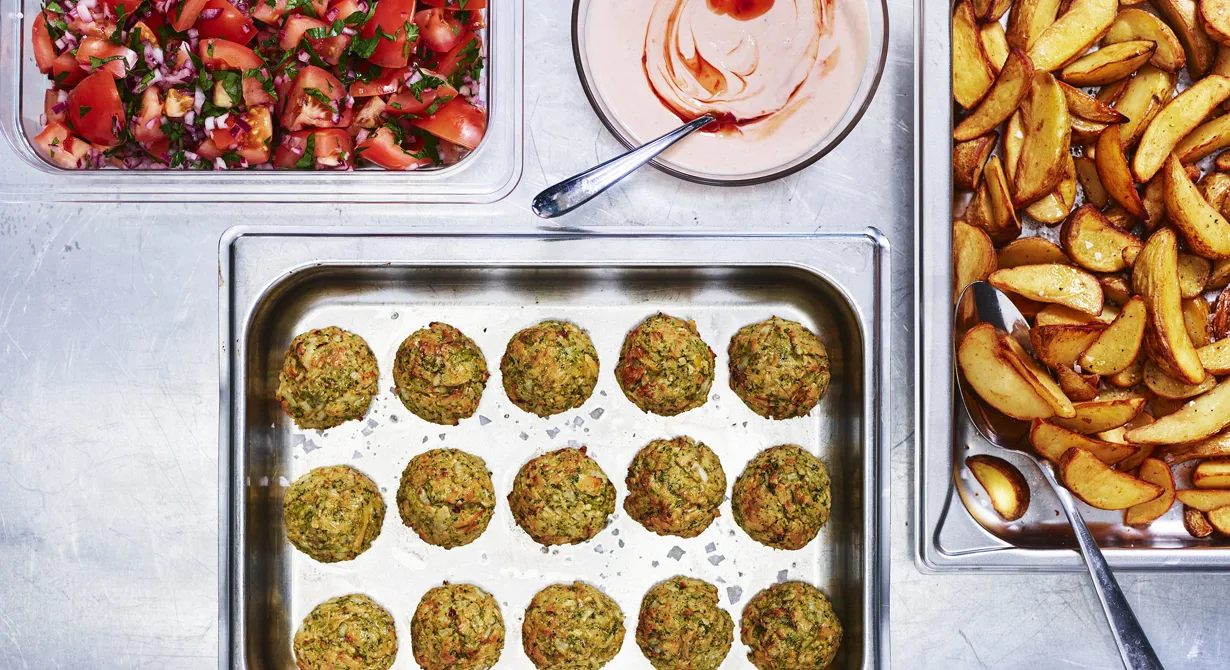 Maria Vakrööm på Hallerna Förskola har skapat dessa broccoli- och kikärtsbollar med riven grillost. På förskolan kallar de bollarna ”Mias cheesiga livspuckar”! Bollarna har en känsla av falafel med sin krispiga yta och smak av kikärtor.