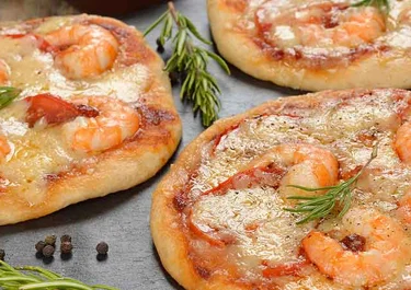 Mini pizzas de gambas y verduras