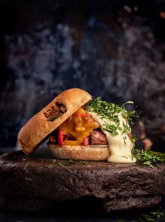 Burger façon Philly Cheese Steak au bœuf, poivrons et sauce cheddar