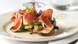 Rostat lantbröd med lufttorkad skinka