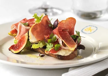 Rostat lantbröd med lufttorkad skinka