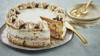 Lagkage med frugtsalat