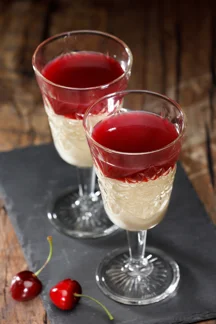 Vaniljapiimävanukas ja kirsikkakeittoa