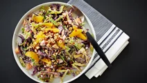 Sprød kålsalat med chili, hytteost og appelsiner
