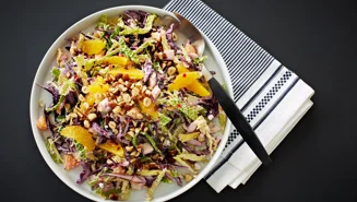 Sprød kålsalat med chili, hytteost og appelsiner