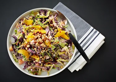 Sprød kålsalat med chili, hytteost og appelsiner