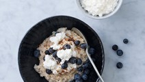Proteiinipitoinen puuro raejuustolla ja mustikoilla