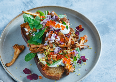 Kantarelltoast med forellrom och crème fraiche