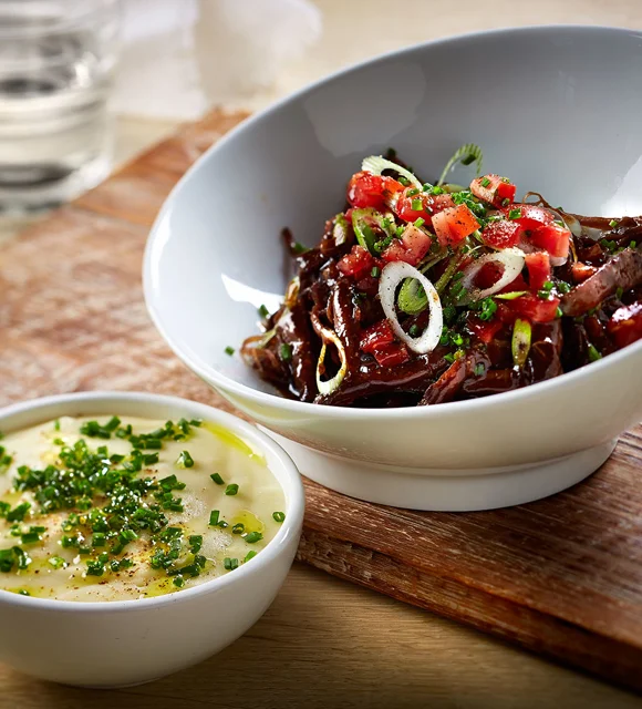 Bouts de côtes braisés avec purée de pommes de terre au cheddar